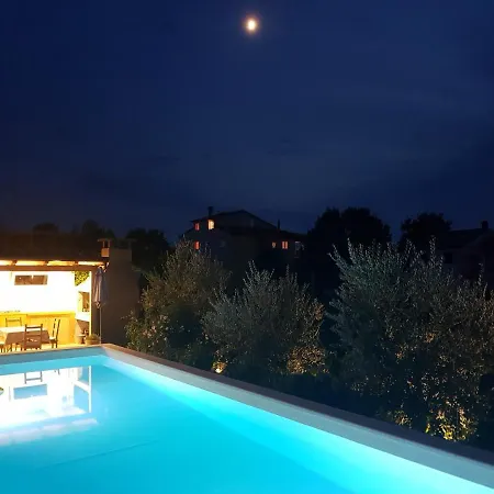 Villa Gaya In Porec With Xl Pool And E- Bike