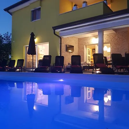 Villa Gaya In Porec With Xl Pool And E- Bike *