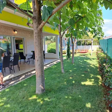 Villa Gaya In Porec With Xl Pool And E- Bike * Poreč