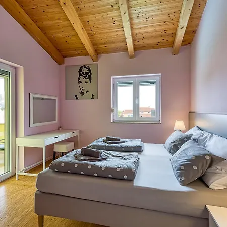 Villa Gaya In Porec With Xl Pool And E- Bike * Poreč