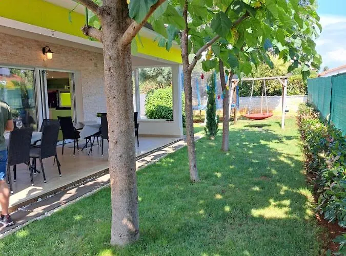 Gaya In With Xl Pool And Stunning Garden * Poreč