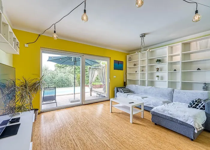 Villa Gaya In With Xl Pool And Stunning Garden Poreč