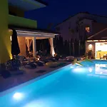 Gaya In With Xl Pool And Stunning Garden וילה פורץ