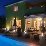 וילה Gaya In With Xl Pool And Stunning Garden פורץ