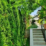 Gaya In With Xl Pool And Stunning Garden פורץ