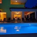 Gaya In With Xl Pool And Stunning Garden וילה *