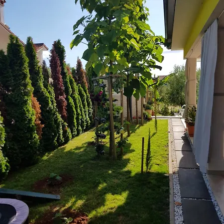 Villa Gaya In With Xl Pool And Stunning Garden Porec