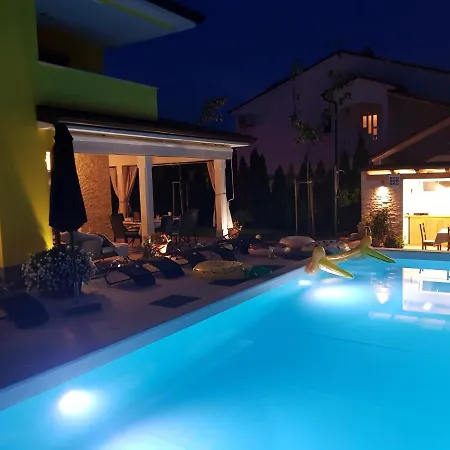 Gaya In With Xl Pool And Stunning Garden Villa Poreč