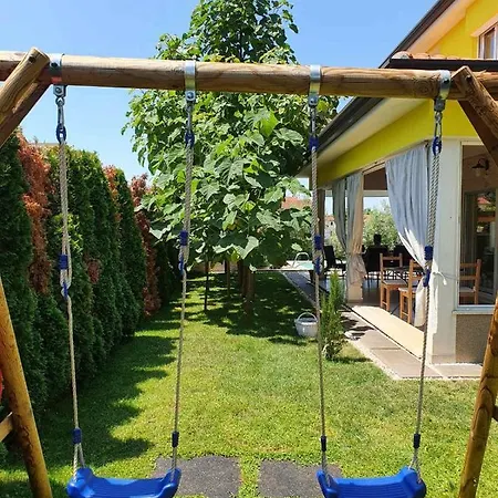 فيلة Gaya In With Xl Pool And Stunning Garden بوريتش