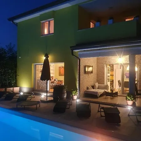 Villa Gaya In With Xl Pool And Stunning Garden Porec