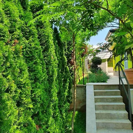 Gaya In With Xl Pool And Stunning Garden بوريتش