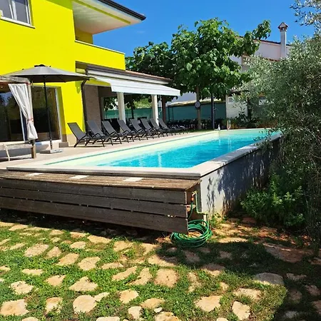 Villa Gaya In Porec With Xl Pool And E- Bike