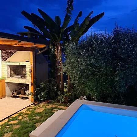 Gaya In With Xl Pool And Stunning Garden Poreč