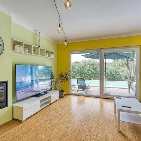 Gaya In With Xl Pool And Stunning Garden *