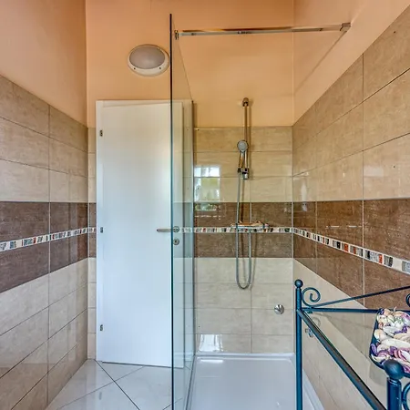 Villa Gaya In Porec With Xl Pool And E- Bike * Poreč