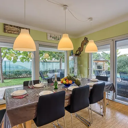 Villa Gaya In Porec With Xl Pool And E- Bike