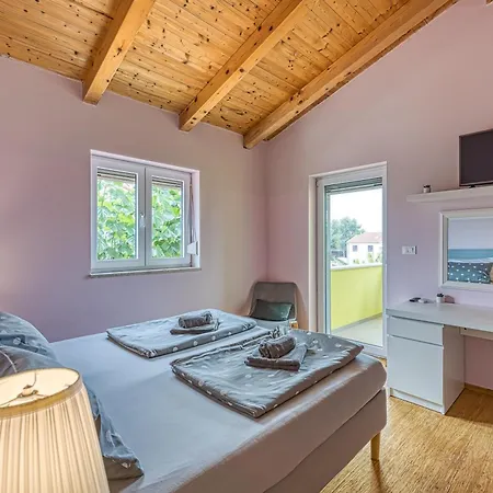 Gaya In With Xl Pool And Stunning Garden Пореч