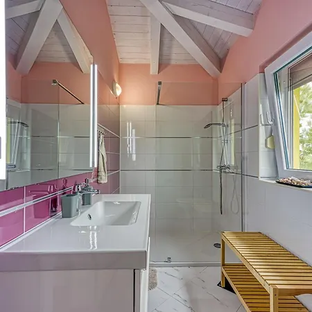 Villa Gaya In Porec With Xl Pool And E- Bike *