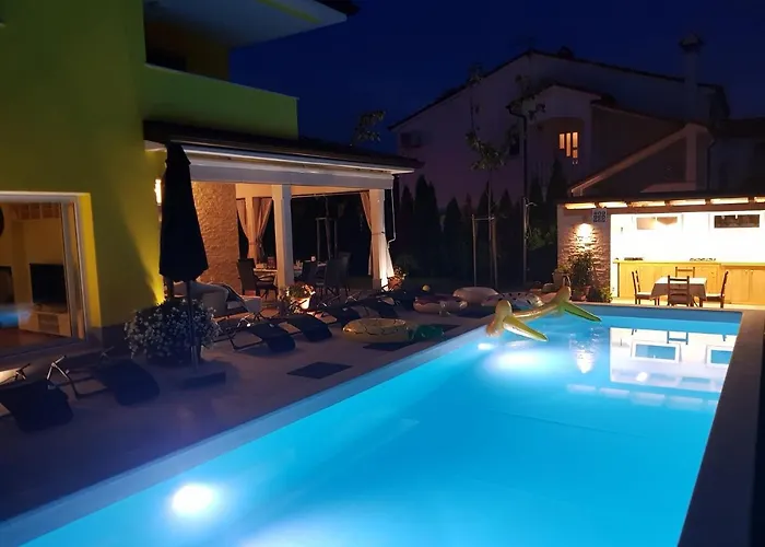 Gaya In With Xl Pool And Stunning Garden Вілла Пореч