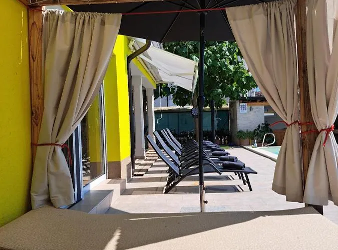 Villa Gaya In With Xl Pool And Stunning Garden Poreč