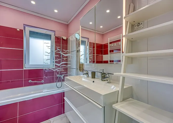 Gaya In With Xl Pool And Stunning Garden Poreč