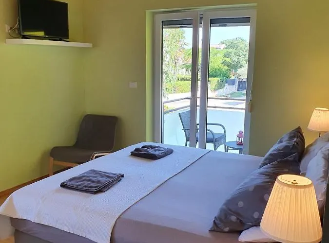 Villa Gaya In With Xl Pool And Stunning Garden Poreč