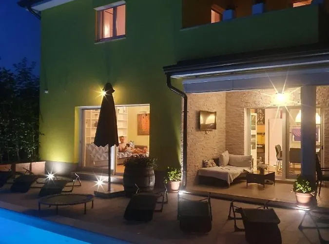 Villa Gaya In With Xl Pool And Stunning Garden Poreč