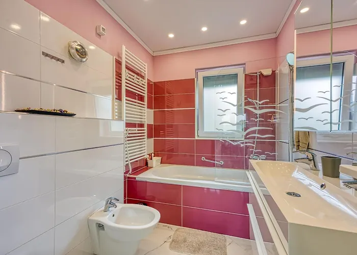 Villa Gaya In With Xl Pool And Stunning Garden Poreč